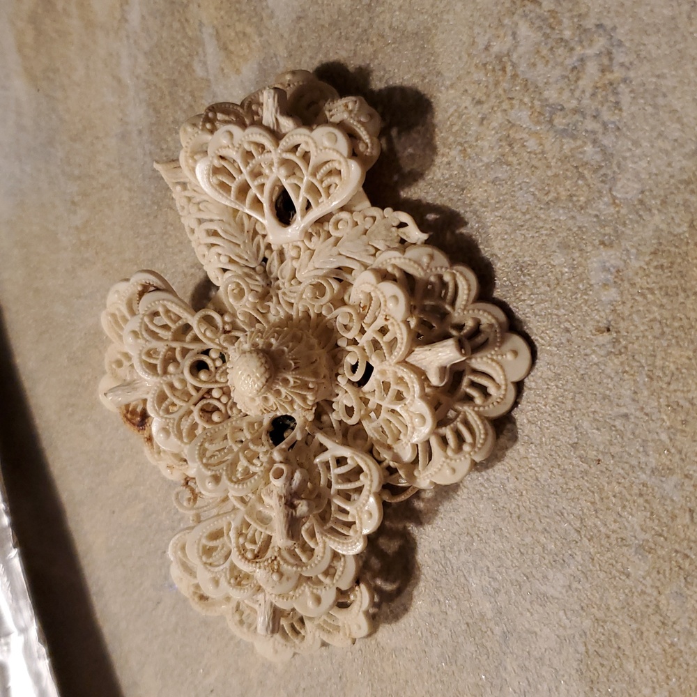 Lace 1930's lace like pin. So pretty, one of a kind!